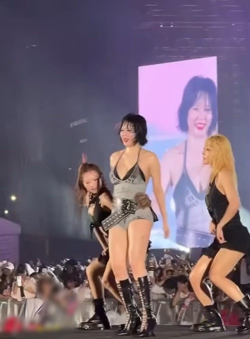 Theo Tiền Phong, tối ngày 9/11, khi đang trình diễn trên sân khấu của lễ hội nhạc nước ở Macau (Trung Quốc), HyunA bất ngờ ngã xuống. Các vũ công nhanh chóng hỗ trợ HyunA, sau đó nhân viên an ninh đưa nữ ca sĩ rời khỏi sân khấu. Ảnh: Vietnamnet.