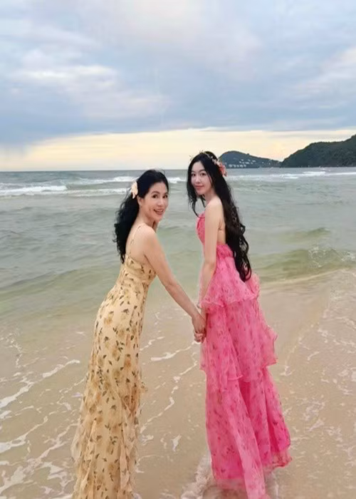 Vợ Quyền Linh cũng chia sẻ loạt ảnh đi biển của Lọ Lem. Trong chuyến du lịch, cô diện váy hở lưng tông hồng, tóc uốn dài, trang điểm nhẹ nhàng, trong trẻo. Ảnh: FB Dạ Thảo.