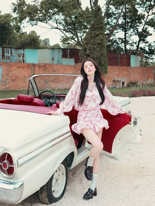 Trên sân khấu lẫn đời thường, Han Sara không đi theo một công thức cố định. Cô có thể xuất hiện với váy ngắn năng động, rồi nhanh chóng chuyển sang hình ảnh nữ tính với những thiết kế mềm mại, tôn hình thể.