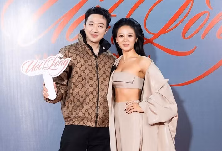 Mới đây, tham dự buổi ra mắt MV Ướt lòng của Văn Mai Hương, Trấn Thành cho biết, nữ ca sĩ sẽ góp mặt trong phim Tết 2026 do anh đạo diễn. Ảnh: Tiền Phong.