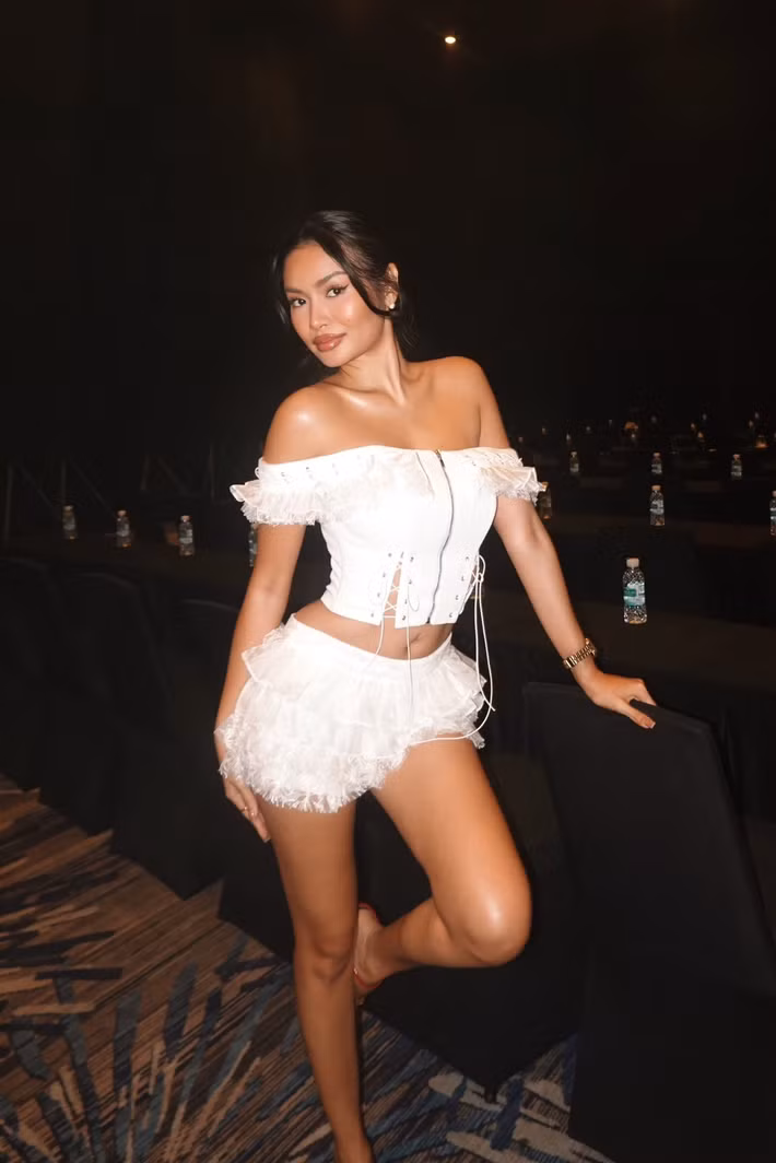 Mook có kinh nghiệm dẫn chương trình bằng tiếng Anh và Thái. Ảnh: FB Mook Karnruethai Tassabut.