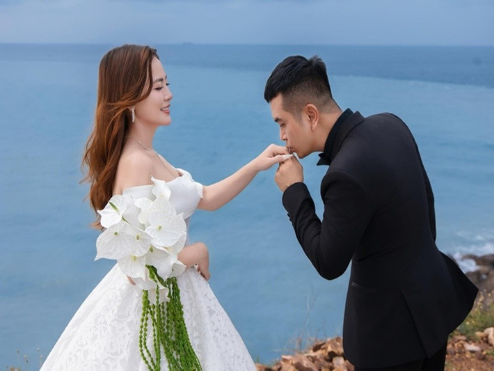 Trong mắt Hùng Thuận, Tuệ Tâm hòa đồng và biết lo nghĩ cho người khác. Cả hai hỗ trợ nhau kinh doanh kể từ khi gắn bó. Ảnh: FB Hùng Thuận.