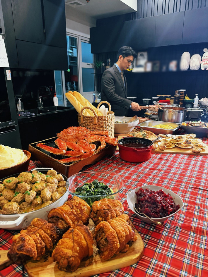 Huy Trần chuẩn bị bữa ăn cho 30 người trong gia đình. Ảnh: FB Jun Phạm.