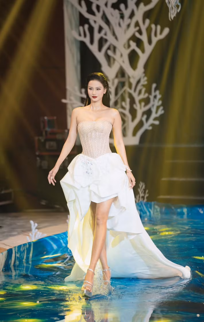 Nữ người mẫu sinh năm 1995 chia sẻ trên Dân Việt, cô sinh ra trong một gia đình thuần nông, tuổi thơ gắn liền với công việc đồng áng.