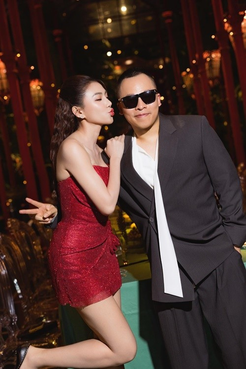 Năm 2013, khi 20 tuổi, Lê Hà đầu quân cho công ty của Vũ Khắc Tiệp. Năm 2014, cô lọt top 20 Hoa hậu Việt Nam. Năm 2016, Lê Hà vào top 4 The Face Vietnam. Đến nay, Lê Hà vẫn giữ mối quan hệ thân thiết với Khắc Tiệp. Ảnh: FB Lê Hà.