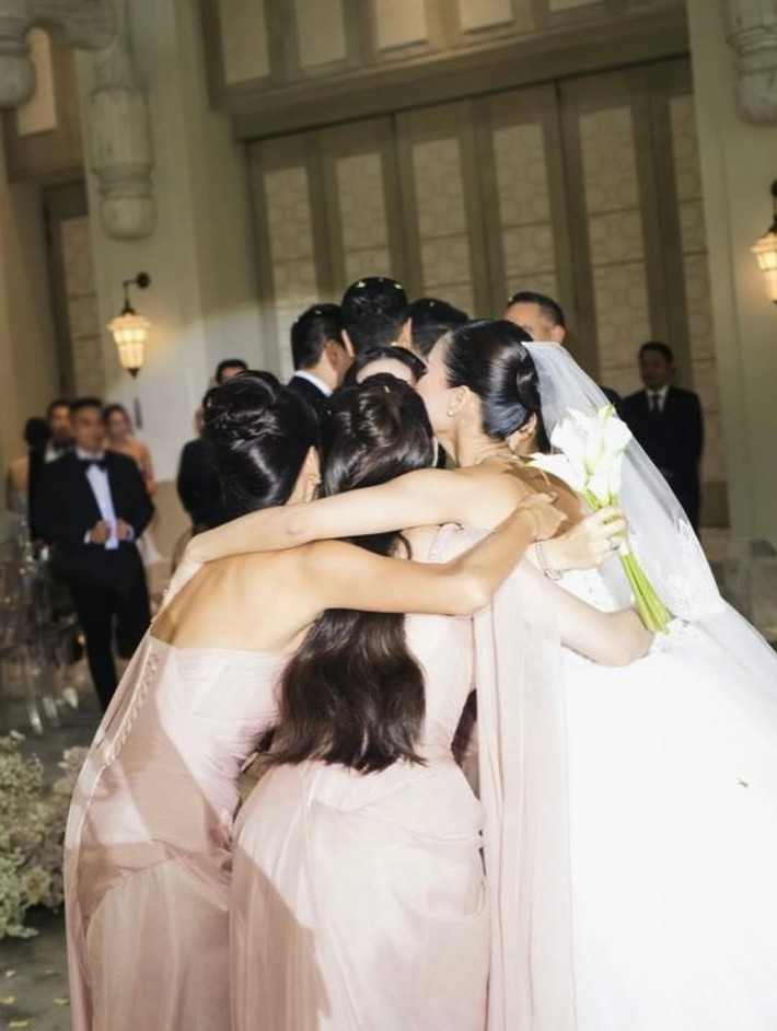 Thảo Nhi Lê nhắn nhủ Tiên Nguyễn: "And here comes the bride. To forever - through every season, together (Tạm dịch: Đây là cô dâu. Chúc cô dâu chú rể mãi mãi bên nhau). Đáp lại Thảo Nhi Lê, Tiên Nguyễn viết: "I love you thank you for the amazing get ready looks" (tạm dịch: Tôi yêu bạn. Cảm ơn bạn vì màn chuẩn bị tuyệt vời). Ảnh: Instagram Thảo Nhi Lê.