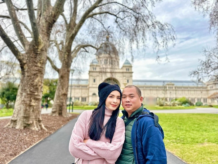 Về hành trình hôn nhân gần hai thập kỷ, Thúy Hạnh bày tỏ: “19 năm hôn nhân đủ lâu để biết hết ‘tật xấu’ của nhau, cũng đủ lâu để có kỹ năng ‘chịu đựng có chọn lọc’”.