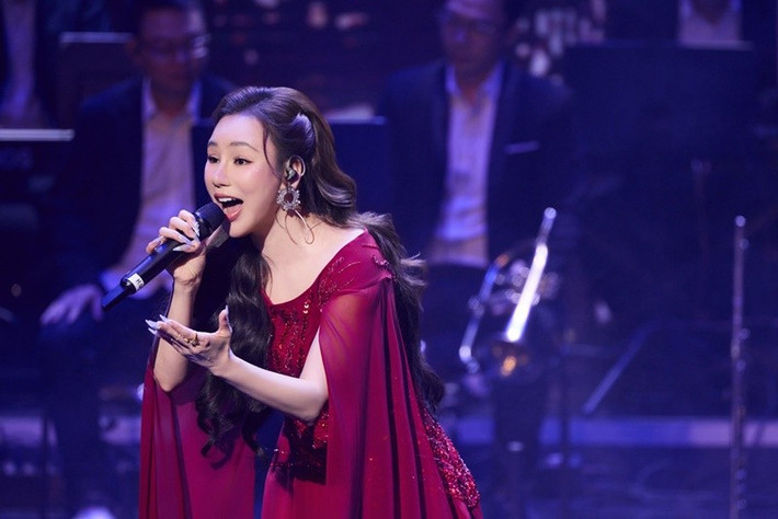 Hồ Quỳnh Hương có nhiều bản hit như: Anh, Hoang mang, Vũ điệu hoang dã, Với anh em vẫn là cô bé, Em nhớ anh vô cùng, Bức thư tình thứ hai, Honey, Ước mơ trong đời, Có nhau trọn đời...