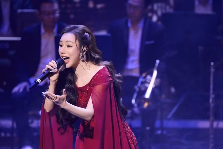 Hồ Quỳnh Hương có nhiều bản hit như: Anh, Hoang mang, Vũ điệu hoang dã, Với anh em vẫn là cô bé, Em nhớ anh vô cùng, Bức thư tình thứ hai, Honey, Ước mơ trong đời, Có nhau trọn đời...