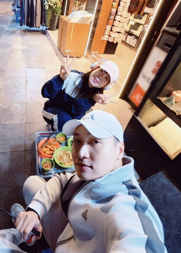 Diễn viên Mạnh Trường vừa chia sẻ khoảnh khắc đời thường bên vợ. Cả hai đạp xe dạo phố, đi ăn đêm, tận hưởng không gian riêng tư sau thời gian làm việc, chăm sóc các con. Ảnh: FB Mạnh Trường.