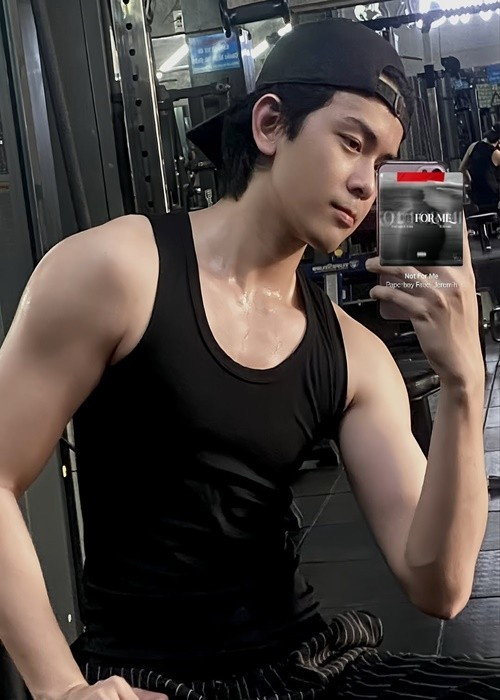 Bạn diễn của Midu có chiều cao 1m81, gương mặt điển trai, thân hình cơ bắp. Ảnh: FB Lê Hoàng Long.