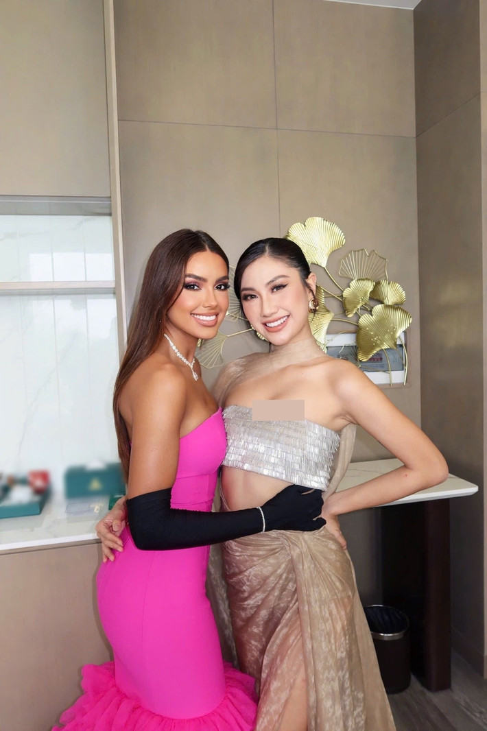 Phương Linh và mỹ nhân Brazil đều cuốn hút mọi ánh nhìn khi ăn mặc gợi cảm.