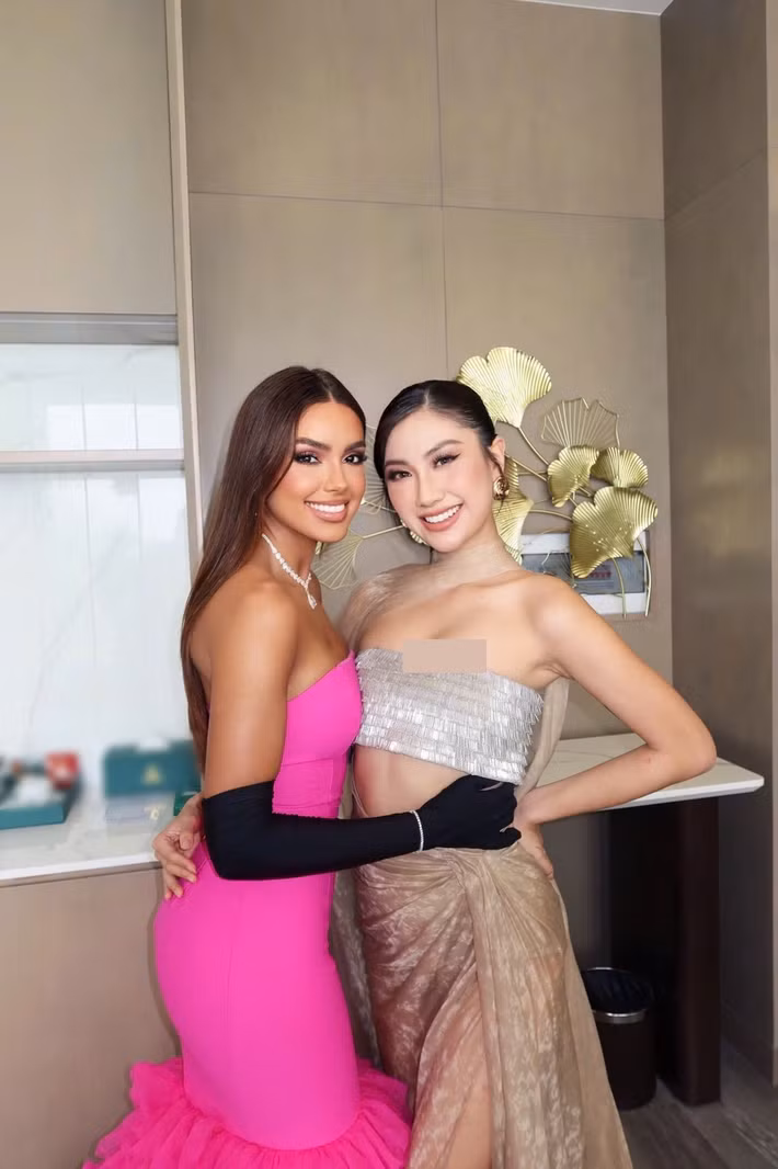 Phương Linh và mỹ nhân Brazil đều cuốn hút mọi ánh nhìn khi ăn mặc gợi cảm.