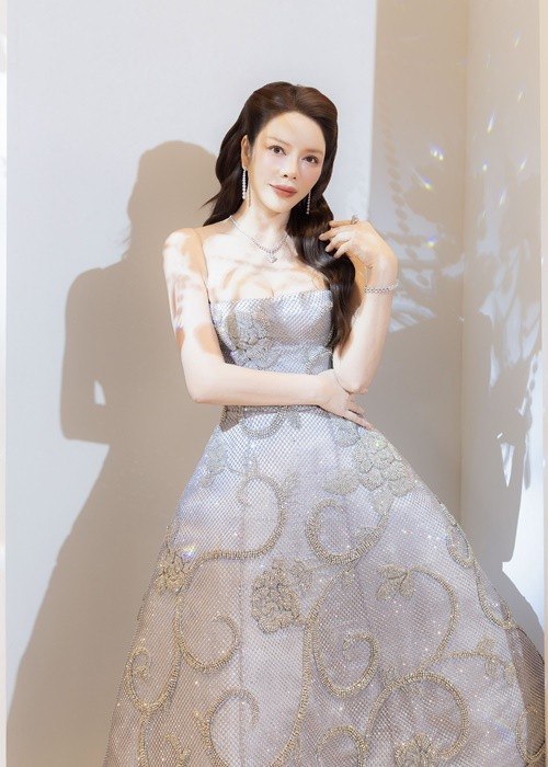 Cách đây không lâu, khi tham dự đám cưới của Hồ Quỳnh Hương, Lý Nhã Kỳ cho biết, nếu bắt được hoa cưới (mà không phải trao hay nhường), cô sẽ hứa sẽ lên xe hoa năm 2026. Ảnh: Linh Phạm.