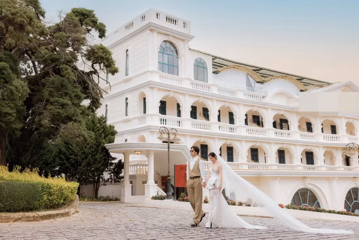 Ảnh cưới của vợ chồng Đoàn Minh Tài được thực hiện tại nhiều bối cảnh khác nhau, từ trong nhà đến không gian ngoài trời, trong chiếc xe hơi. Ảnh: FB Đoàn Minh Tài.