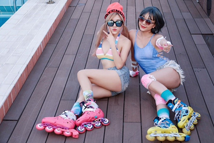 Theo Arttimes, khi tham gia chương trình Bữa trưa vui vẻ, Trang Pháp được yêu cầu gọi điện thoại cho một người bạn thân thiết để giả vờ vay một số tiền lớn đầu tư cho sản phẩm âm nhạc. Nhanh chóng, cô gọi cho Băng Di. Ảnh: Khám Phá.