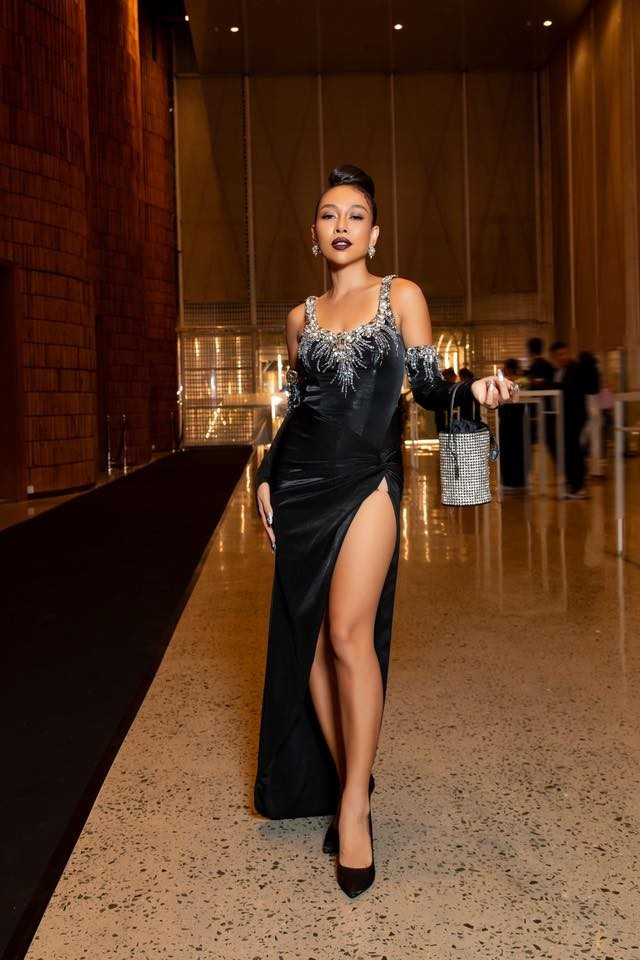 "Tôi thấy mình đẹp, rất đẹp (cười to) nhưng vẻ đẹp của tôi toát ra từ sự tự tin. Tôi tự tin nhưng cũng rất tỉnh táo. Tôi biết mình đang ở đâu, có gì và thiếu gì chứ không ảo tưởng về bản thân", nữ ca sĩ trải lòng.