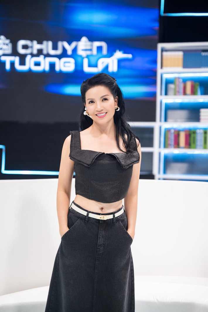 Ngọc Trinh ghi hình cho một chương trình vào tháng 6/2025. Ảnh: FB Ngọc Trinh.