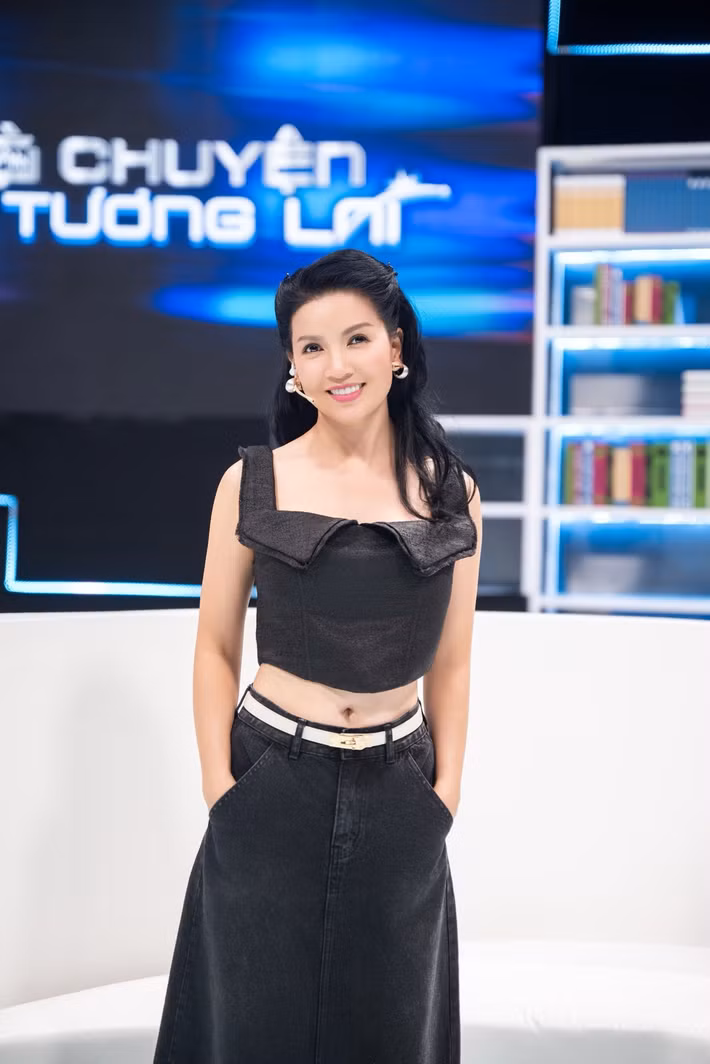 Ngọc Trinh ghi hình cho một chương trình vào tháng 6/2025. Ảnh: FB Ngọc Trinh.