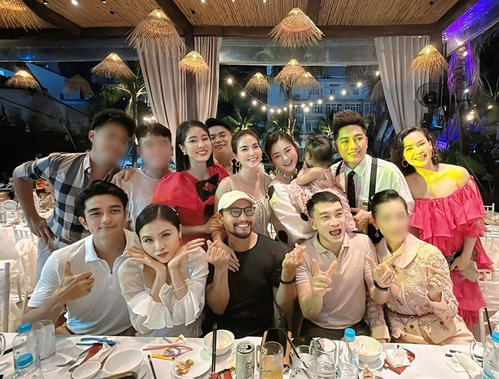 Trong tiệc sinh nhật bé Kỳ Kỳ, Châu Khải Phong gọi Thanh Trúc là vợ, lần đầu xác nhận mối quan hệ tình cảm. Ảnh: FB Lê Phương.