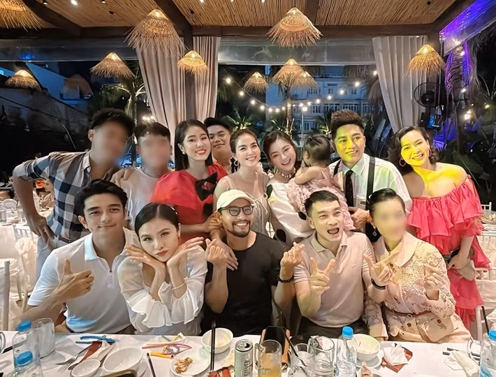 Trong tiệc sinh nhật bé Kỳ Kỳ, Châu Khải Phong gọi Thanh Trúc là vợ, lần đầu xác nhận mối quan hệ tình cảm. Ảnh: FB Lê Phương.