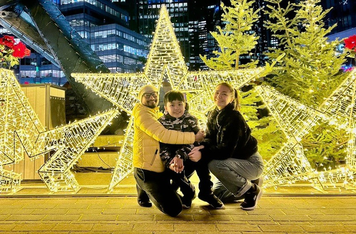 Từ tháng 7/2023, Huỳnh Đông cùng Ái Châu và con trai sống ở Toronto, Canada. Theo Dân Việt, vì yêu thích thời tiết, khí hậu và phong cảnh xứ lá phong, Huỳnh Đông bàn bạc với vợ việc định cư nơi đây. Ảnh: FB Huỳnh Đông.