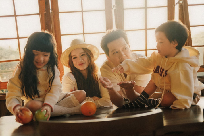 Cuộc sống hôn nhân kín tiếng nhưng hạnh phúc của Nhã Phương nhận được nhiều thiện cảm. Trên trang cá nhân, cô thường chia sẻ những khoảnh khắc đời thường giản dị bên chồng và các con, toát lên cảm giác ấm áp, đủ đầy. Ảnh: FB Nhã Phương.