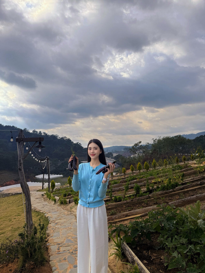 Chia sẻ về cuộc sống tại Đà Lạt, Bùi Quỳnh Hoa cho biết có những ngày, hạnh phúc đến từ những khoảnh khắc giản dị như ngồi bên hồ cá, ngắm mây trôi và tận hưởng không khí thiên nhiên.