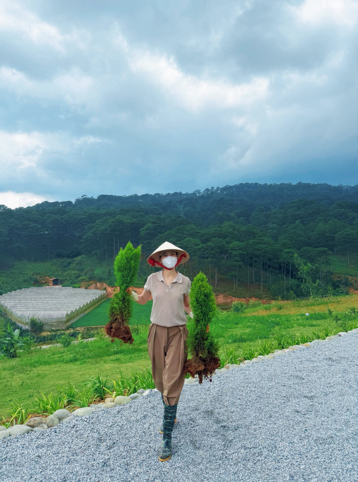 Sau những khoảnh khắc xuất hiện tại sự kiện, Bùi Quỳnh Hoa trở về với nhịp sống đời thường tại nông trại ở Đà Lạt. Tại đây, cô lựa chọn trang phục thoải mái, giản dị cho sinh hoạt hằng ngày.
