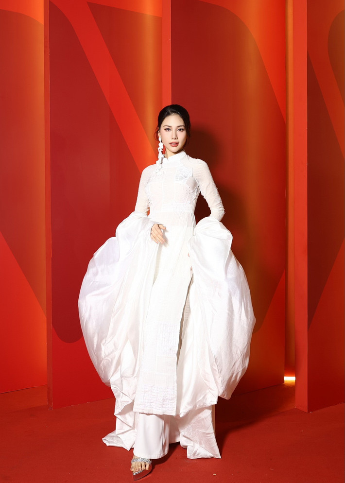 Trên thảm đỏ, nàng hậu ghi điểm nhờ phong thái tự tin, chuyên nghiệp. Mỗi khung hình đều cho thấy sự đầu tư nghiêm túc vào hình ảnh cá nhân.