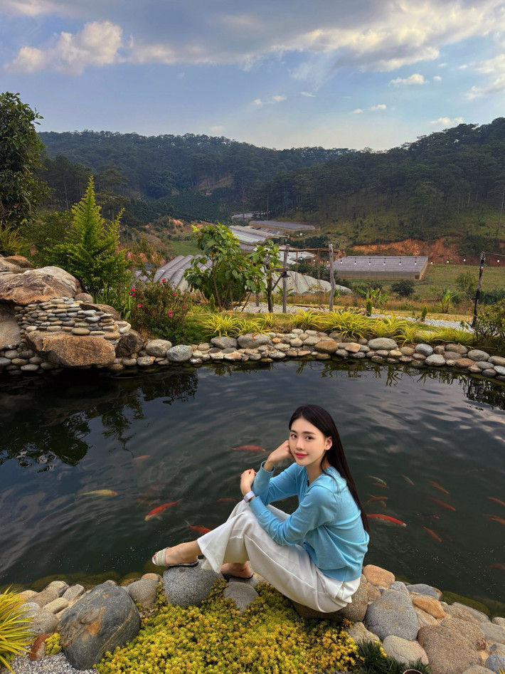 Giữa nhịp sống sôi động của showbiz, Bùi Quỳnh Hoa lựa chọn cho mình những phút giây bình yên.