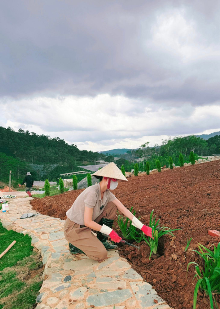 Hình ảnh nàng hậu tự tay chăm sóc cây cối mang đến cảm giác gần gũi, cho thấy một khía cạnh đời thường khác của Bùi Quỳnh Hoa.