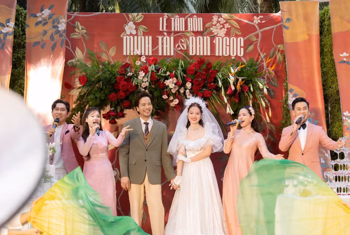 Các ca sĩ Tùng Anh, Hoàng Ái My, Huỳnh Thật, diễn viên Hiền Trang thể hiện loạt ca khúc quen thuộc, giàu cảm xúc trong đám cưới Sunny Đan Ngọc. Ảnh: FB Đoàn Minh Tài.