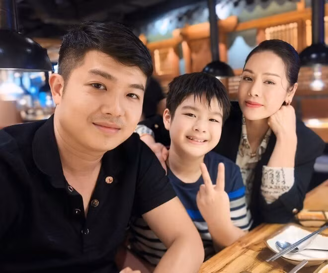 Nhật Kim Anh và Bửu Lộc có cậu con trai chung Bửu Long. Nữ diễn viên cho biết, chồng cũ vui và chúc mừng khi cô mang bầu lần 2.