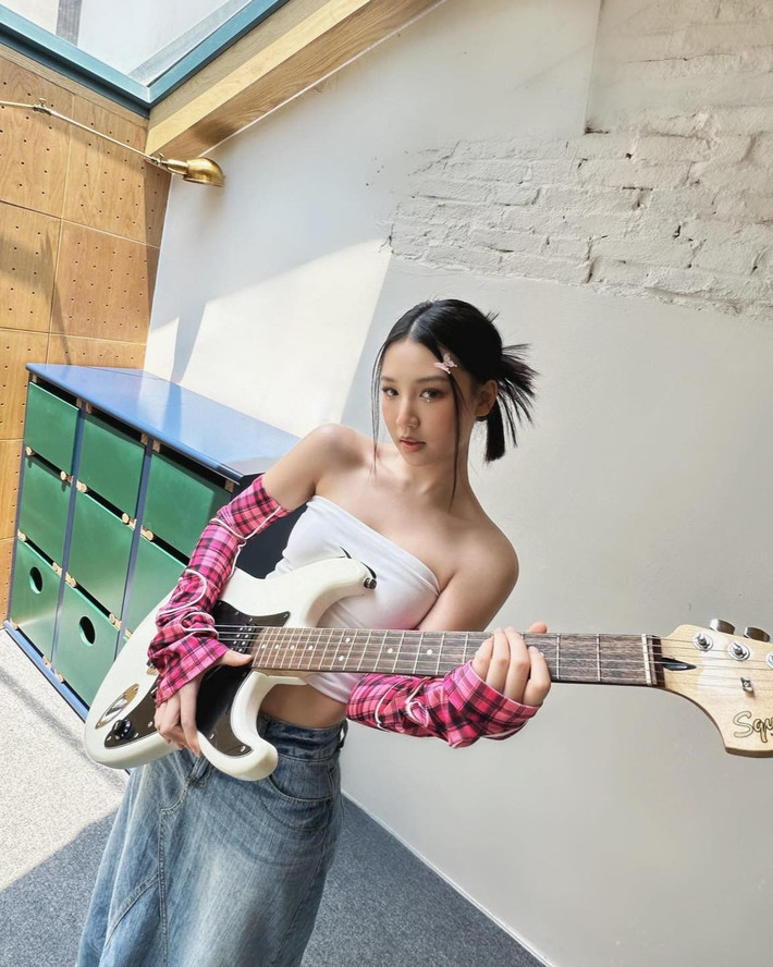 Theo Vietnamnet, AMEE gia nhập thị trường âm nhạc từ năm 2019. Cô có nhiều bản hit như Ex's Hate Me, Anh nhà ở đâu thế, Phố hàng nóng, Đen đá không đường, Anh đánh rơi người yêu này, Trời giấu trời mang đi… Ảnh: FB AMEE.