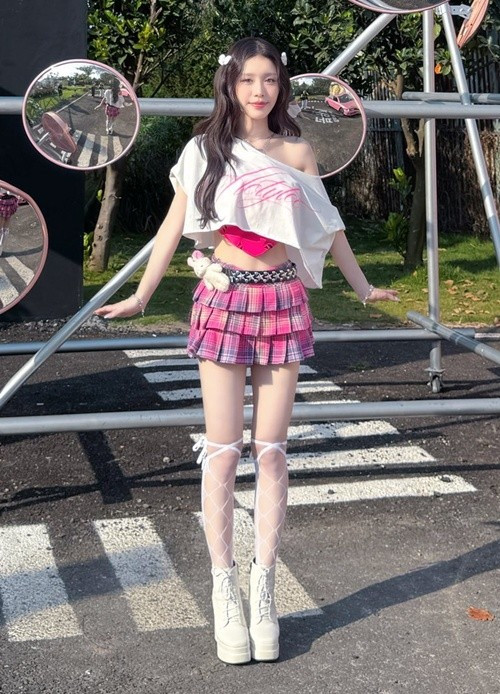 Không cần những thiết kế quá táo bạo, các kiểu croptop tinh tế vẫn đủ giúp nữ ca sĩ khoe khéo vòng eo 50,5 cm – một trong những lợi thế hình thể nổi bật của cô.