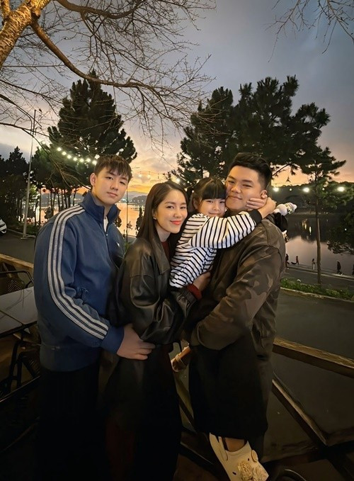 Bé Cà Pháo là con riêng của Lê Phương. Sau khi tái hôn, nữ diễn viên có thêm một cô con gái tên Bông. Chồng Lê Phương là ca sĩ Trung Kiên. Cặp đôi kết hôn năm 2017.