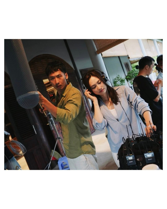 Trong khi đó, chia sẻ với Harper’s Bazaar Việt Nam, Tuấn Trần cho biết việc tiếp tục đóng chung với Phương Anh Đào trong Báu vật trời cho sau dự án Mai khiến anh không khỏi áp lực. “Tôi rất sợ khán giả nói rằng đây là Sâu, đây là Mai”, nam diễn viên bộc bạch. Ảnh: FB Tuấn Trần.