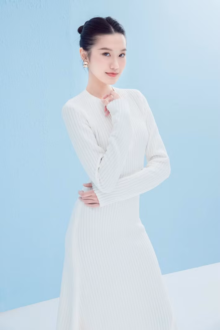 Dịp Tết 2026, Doãn Hải My khiến cộng đồng mạng trầm trồ khi bày trí bàn thờ, sắp xếp mâm ngũ quả và chăm chút cho căn biệt thự mới tậu. Về câu hỏi học nữ công gia chánh, bà xã Đoàn Văn Hậu đã có câu trả lời cực khéo: "Chị không học đâu xa, học từ hai mẹ thôi nè. Hồi trước chị hay phụ mẹ Mai nên biết một chút. Giờ có gia đình riêng rồi nên càng muốn tìm hiểu và chăm chút hơn. Vừa làm vừa học thôi".