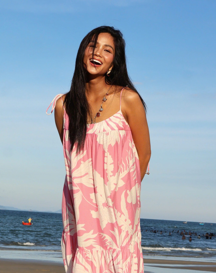 Từ hình ảnh cô gái tóc ngắn cá tính ngày đăng quang, H’Hen Niê ngày càng biến hóa linh hoạt trong phong cách. Khi mạnh mẽ, lúc nữ tính, nhưng cô vẫn giữ trọn dấu ấn riêng của mình.