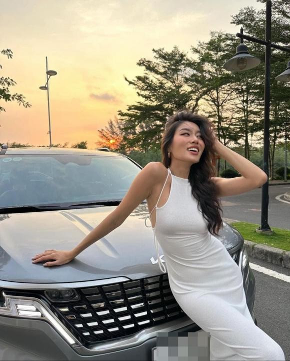 “Top 100 gương mặt đẹp nhất thế giới” năm 2020 khoe tậu xe hơi mới vào năm 2023. Ảnh: FB Thảo Nhi Lê.