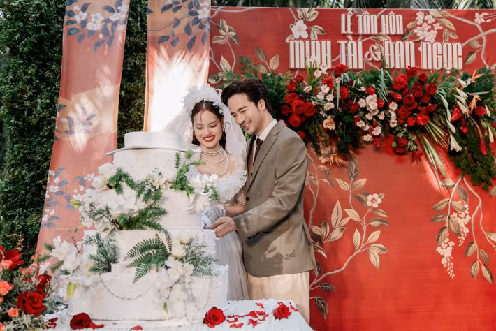 Vợ chồng Đoàn Minh Tài thực hiện các nghi lễ cưới. Ảnh: FB Đoàn Minh Tài.