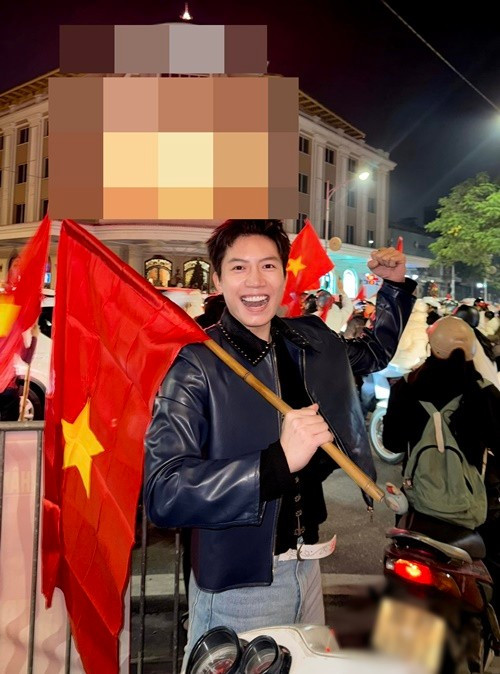 Ca sĩ Anh Tú xuống phố chúc mừng U22 Việt Nam. Ảnh: FB Anh Tú.