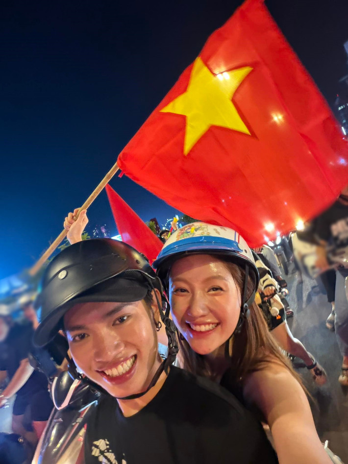 U22 Việt Nam giành chiến thắng 3-2 trước U22 Thái Lan trong trận chung kết SEA Games 33. Thành tích của đội tuyển Việt Nam khiến người hâm mộ và sao Việt vui mừng. Diễn viên Uyển Ân (phải) đăng ảnh cùng rapper Pháp Kiều xuống phố chúc mừng U22 Việt Nam. Ảnh: FB Uyển Ân.