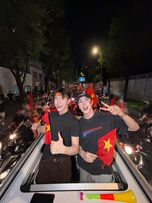 Ca sĩ Erik (bên phải) vỡ òa trước chiến thắng của đội tuyển Việt Nam. Anh viết: “Tự hào quá Việt Nam ơi! Chúc mừng U22 Việt Nam đã chạm tay vào huy chương vàng SEA Games. Một hành trình đầy nỗ lực, bản lĩnh và niềm tin. Cảm ơn các chàng trai vì đã mang về những khoảnh khắc vỡ òa cảm xúc cho người hâm mộ”. Ảnh: FB Erik.