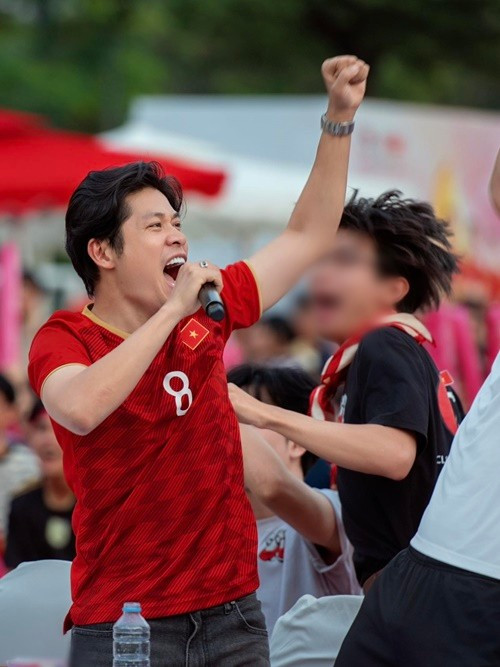 Nhạc sĩ Nguyễn Văn Chung bày tỏ: “Không còn gì tuyệt vời hơn” khi U22 Việt Nam giành chiến thắng 3-2 trước U22 Thái Lan. Ảnh: FB Nguyễn Văn Chung.