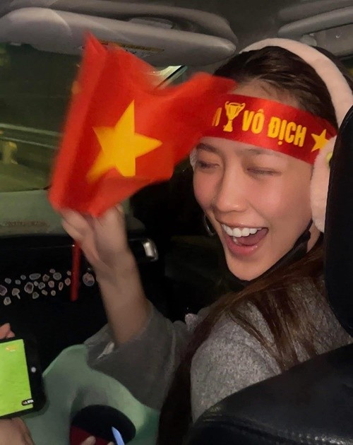 Hoa hậu Bảo Ngọc bày tỏ: “Hét thật to vì niềm tự hào Việt Nam, Bảo Ngọc vô cùng hạnh phúc và phấn khích trước chiến thắng rực rỡ của các chàng trai U22. Đây không chỉ là một tấm huy chương vàng, mà là thành quả ngọt ngào cho cả một hành trình nỗ lực, kiên trì và tinh thần chiến đấu không mệt mỏi tại SEA Games 33. Cảm ơn các bạn đã viết tiếp giấc mơ vàng và mang lại cảm xúc vỡ òa cho hàng triệu con tim. Việt Nam vô địch”. Ảnh: FB Bảo Ngọc.