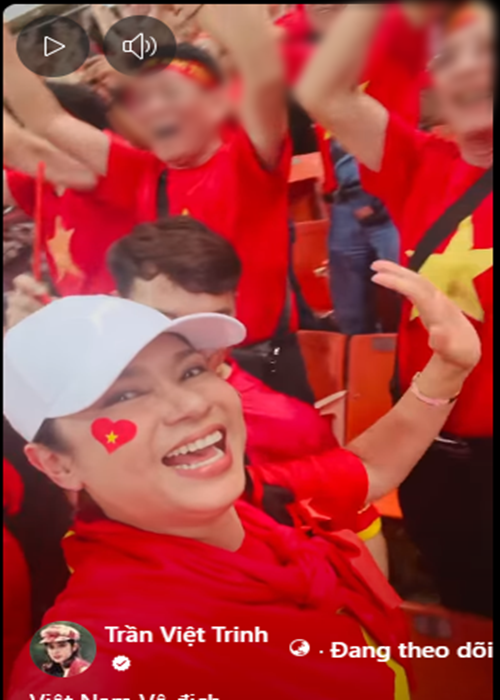 Xem trực tiếp trận chung kết, Việt Trinh vỡ òa cảm xúc trước chiến thắng của đội tuyển Việt Nam. Ảnh: FB Việt Trinh.