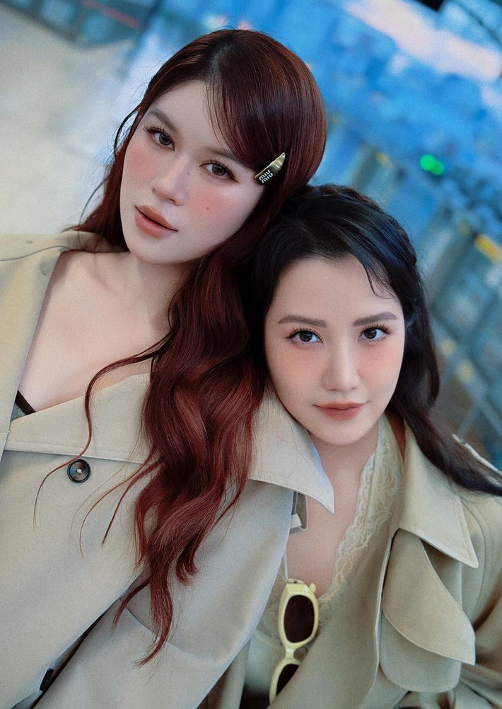 Ngọc Thanh Tâm viết: "Kỉ niệm 17 năm bên nhau". Primmy Trương bày tỏ: "Khó dỗ dành phiên bản hai chị em cùng Tâm và Thảo". Ảnh: FB Primmy Trương.