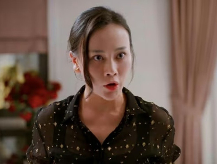 Theo Vietnamnet, Phương Oanh chỉ quay một lần cho phân cảnh bảo vệ con trai. “Mọi người trong ê-kíp lặng đi vì bị cuốn vào cảnh quay đó", cô cho biết. Ảnh: Vietnamnet.